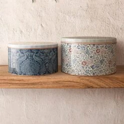 Laura Ashley Set 2 Blikken Daniela En Peacock Rood -Tafel Benodigdheden Winkel 2abd46b3951a4c7ca3eebbd721a07c47